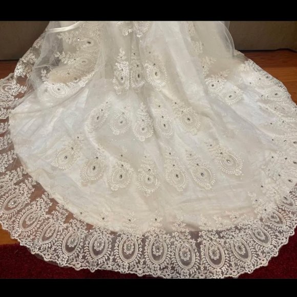 WEDDING DRESS with crystals ,it is an amazing dress. - Picture 7 of 7